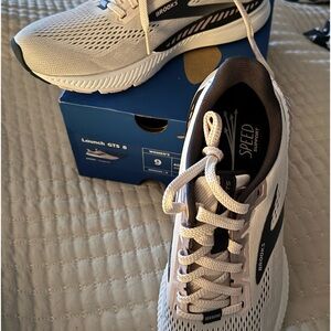 *Woman’s Brooks Sneakers Launch GTS 8  9m *BRAND NEW*ln orig box Primrose/Ombre